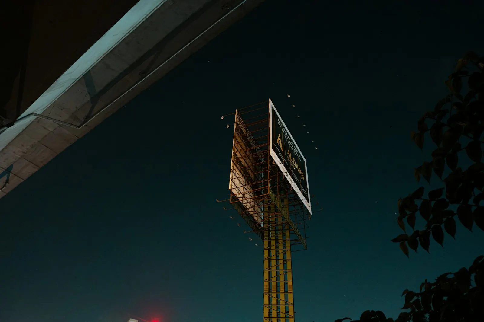 Outdoor iluminado alto contra o céu escuro da noite.